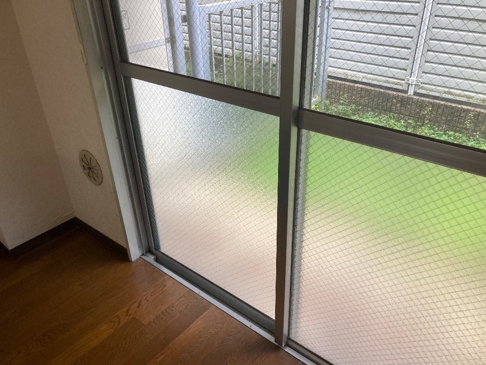 ガラスを交換した後の掃出し窓（施工後・同じ部屋）