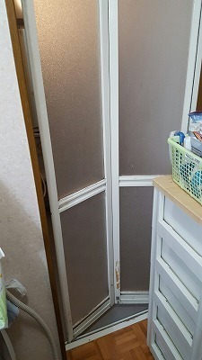 東京でお風呂場扉 浴室ドアのアクリル交換 修理は ガラパゴス