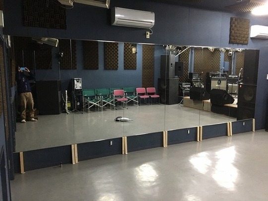 大型の鏡、ミラーの取り付けは『ガラパゴス！』ダンススタジオ、バレエ