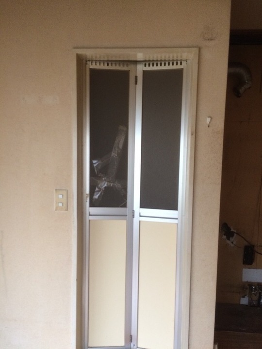 浴室 お風呂場 ドアの樹脂パネル交換修理は ガラパゴス