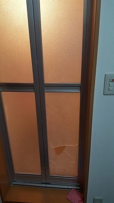 東京でお風呂場扉 浴室ドアのアクリル交換 修理は ガラパゴス